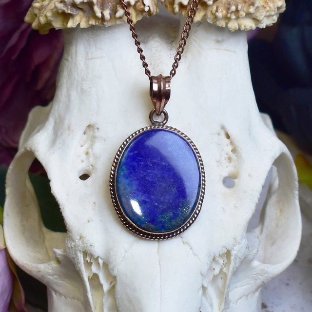 Miedziany wisiorek wire wrapping z lapisem lazuli #789