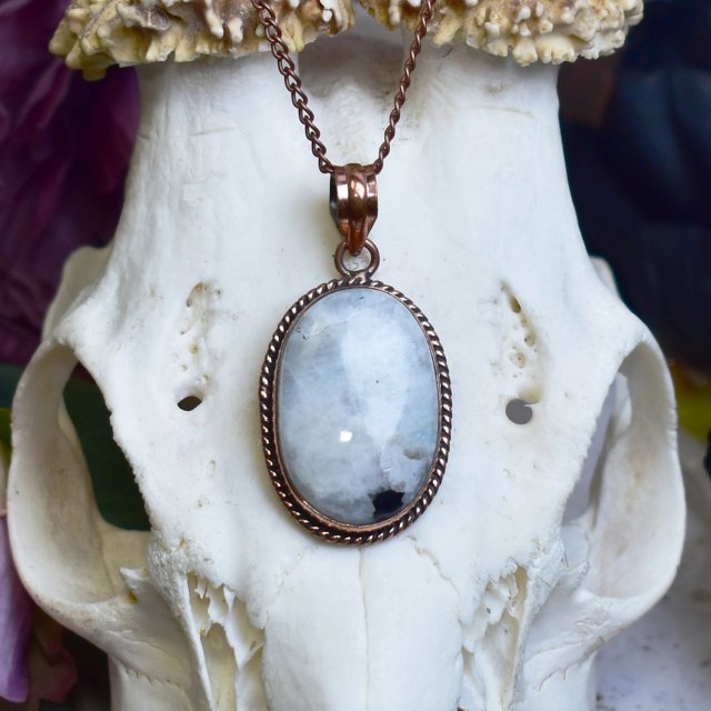 Miedziany wisiorek wire wrapping z kamieniem księżycowym #791