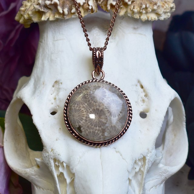 Miedziany wisiorek wire wrapping ze skamieliną koralowca #792