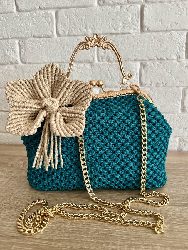 Ręcznie pleciona torebka z ozdobnym zapięciem - szmaragd i złoto