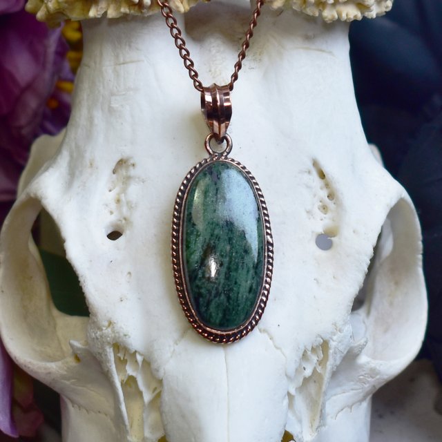 Miedziany ozdobny wisiorek z zoisytem #794