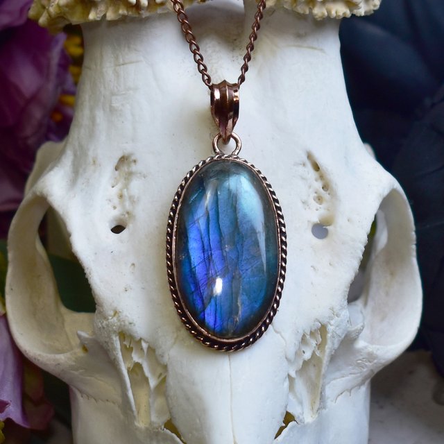 Miedziany ozdobny wisiorek z niebieskim labradorytem #795