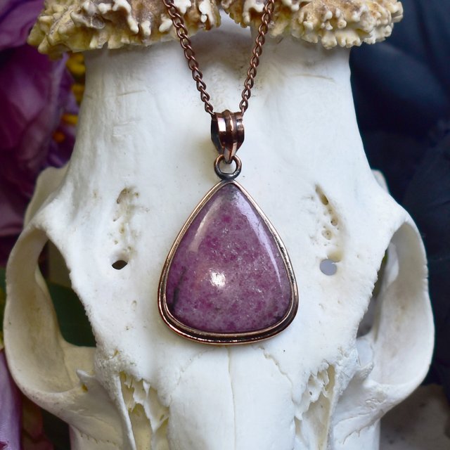 Miedziany ozdobny wisiorek z rodonitem #796