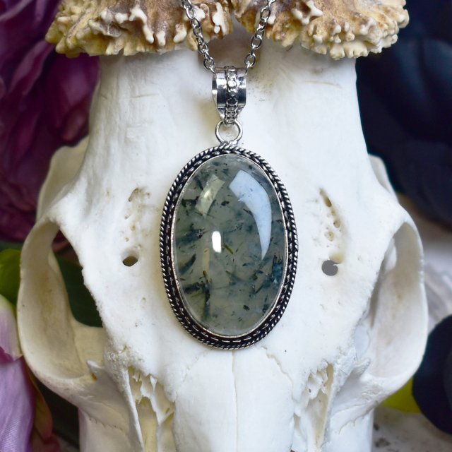 Posrebrzany miedziany wisiorek z prehnitem #800