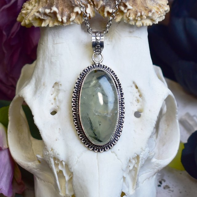 Posrebrzany miedziany wisiorek z prehnitem #801