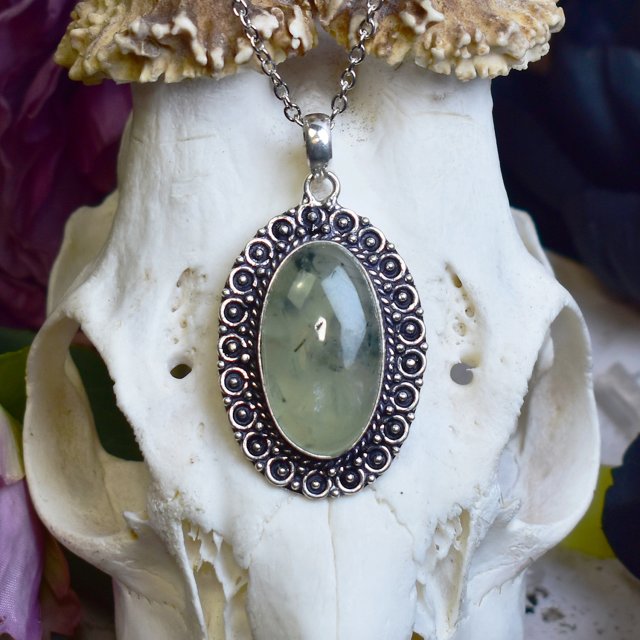 Posrebrzany miedziany wisiorek z prehnitem #802