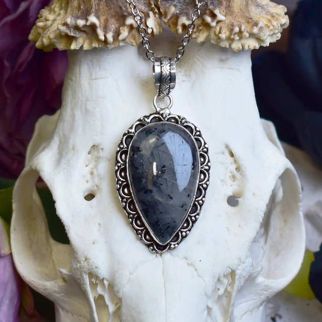 Posrebrzany miedziany wisiorek z kwarcem z czarnym rutylem #803