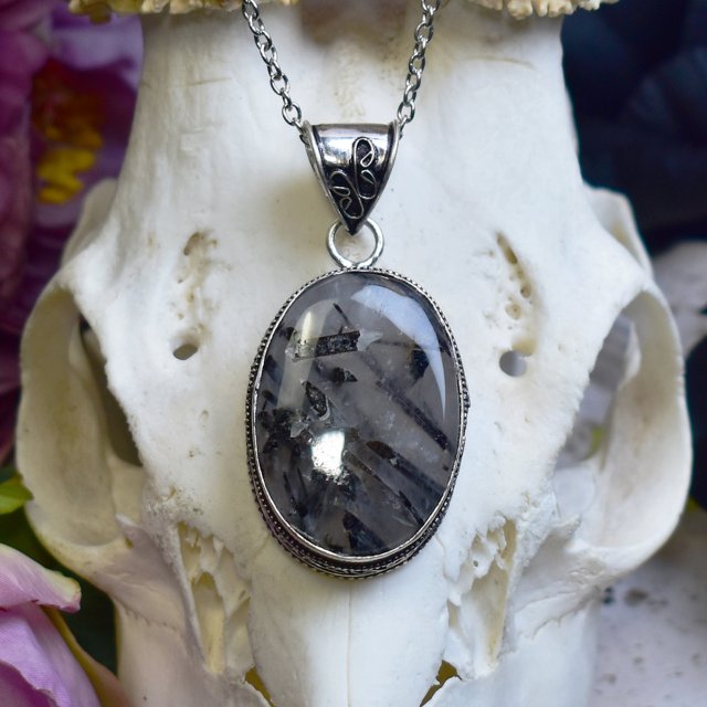 Posrebrzany miedziany wisiorek z kwarcem z czarnym rutylem #804