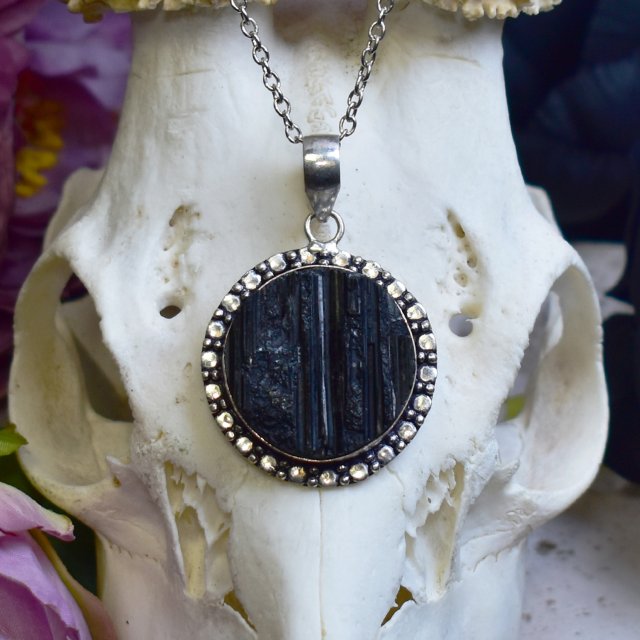 Posrebrzany miedziany wisiorek z surowym czarnym turmalinem #809