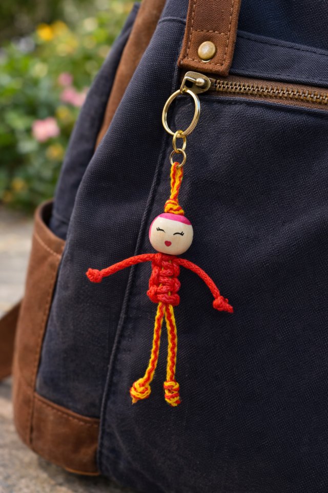 Kolorowy breloczek laleczka – handmade dodatek do torby lub kluczy
