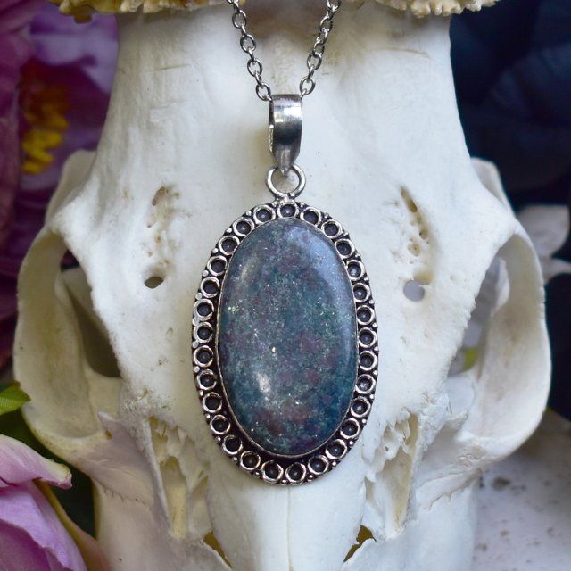 Posrebrzany miedziany wisiorek z rubinem w kyanicie #818