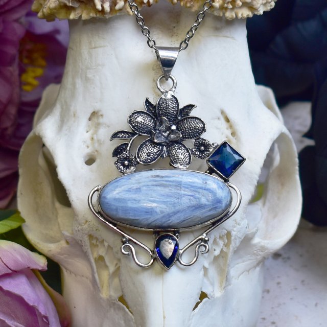 Posrebrzany miedziany wisiorek z niebieskim kyanitem i tanzanitami #827