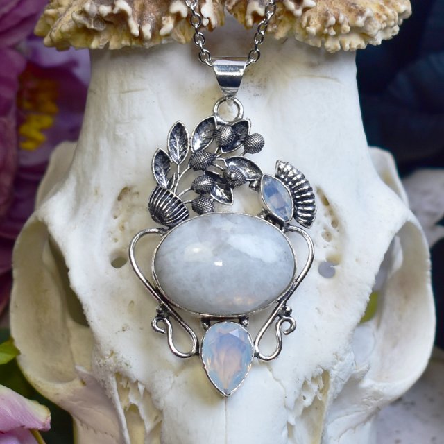 Posrebrzany miedziany roślinny wisiorek z kamieniem księżycowym i opalitami #829