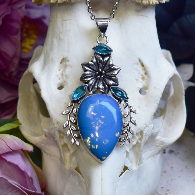 Posrebrzany miedziany roślinny wisiorek z opalem dubletowym i topazami #830