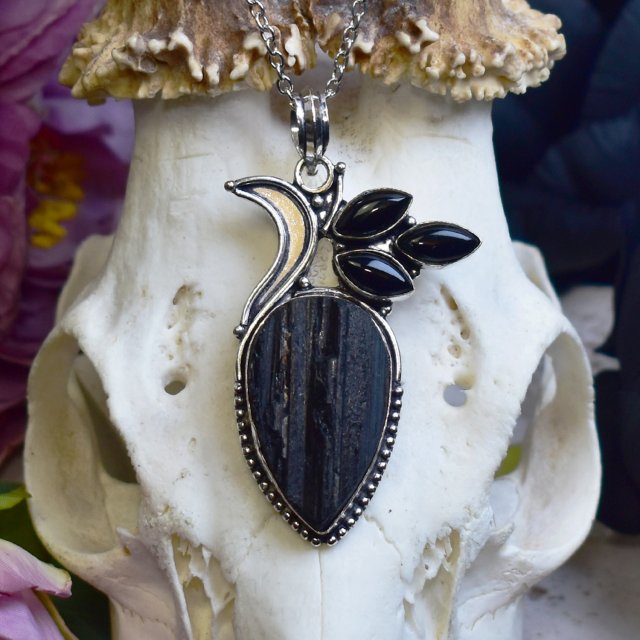 Posrebrzany miedziany wisiorek z surowym turmalinem i onyksami #832