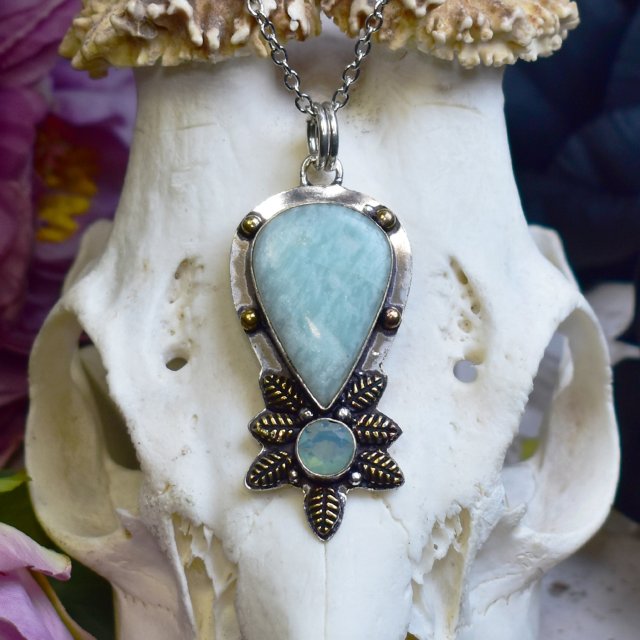 Posrebrzany miedziany wisiorek z amazonitem i chalcedonem #833