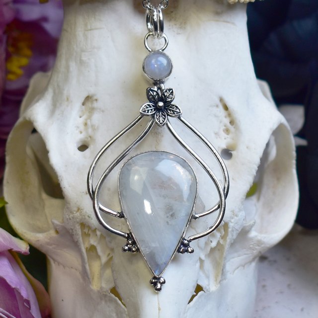 Posrebrzany miedziany wisiorek z kamieniami księżycowymi #838