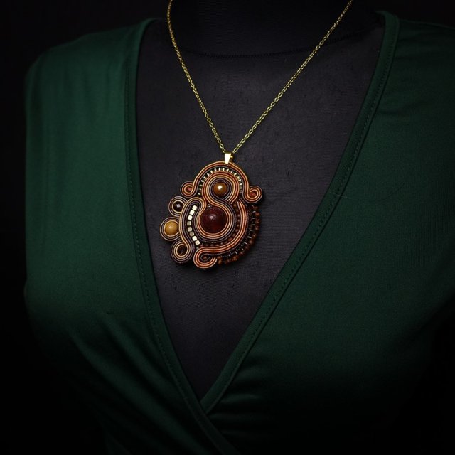 Elegancki wisior sutasz