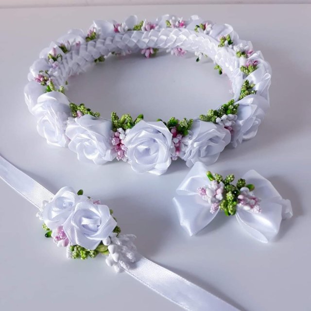 Wianek komunijny ze wstążki róże