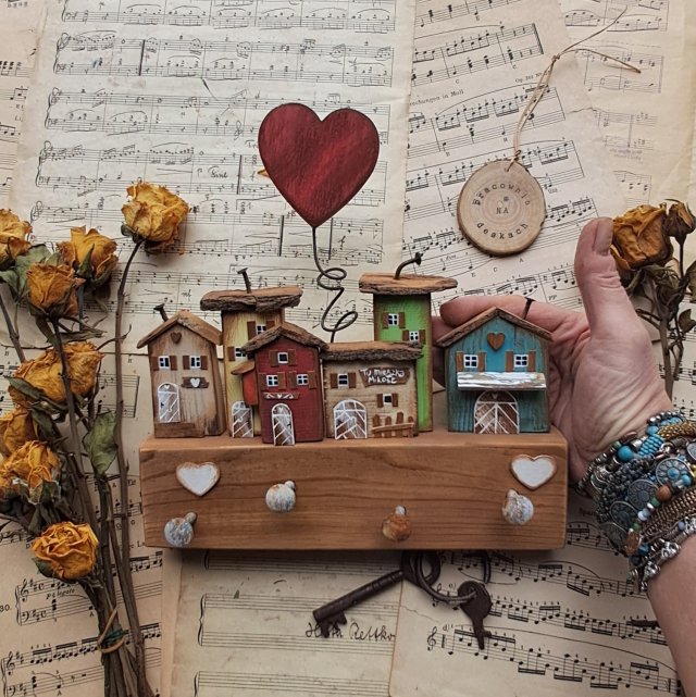 Rustykalny wieszak z kolorowymi domkami No 1