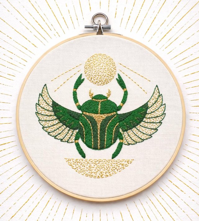 Skarabeusz w tamborku, talizman odrodzenia i twórczości.