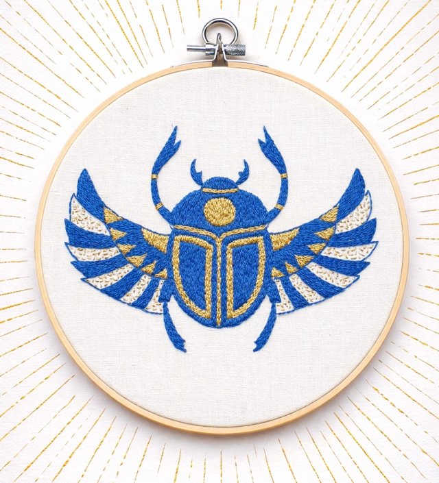 Skarabeusz w tamborku, talizman odrodzenia i twórczości.