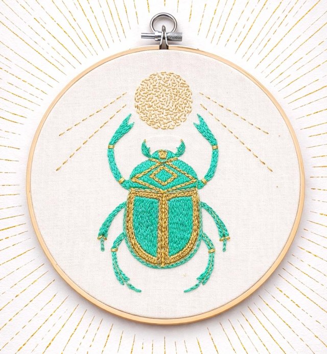 Skarabeusz w tamborku, talizman odrodzenia i twórczości.