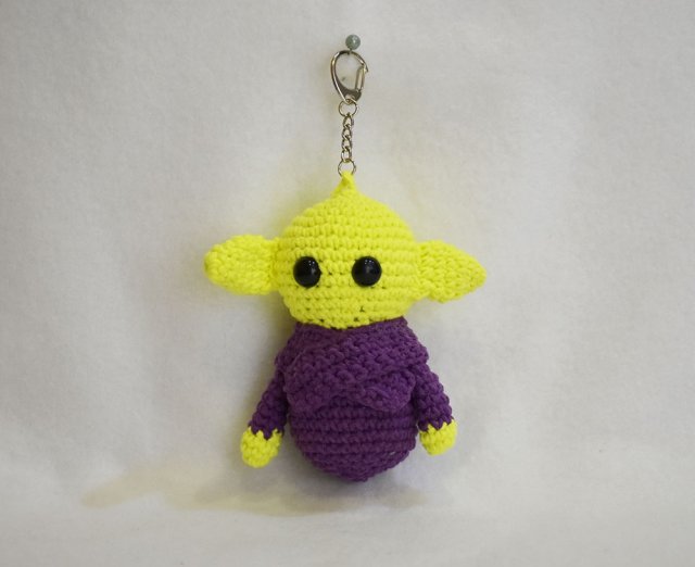 Żółto - fioletowy stworek - breloczek handmade