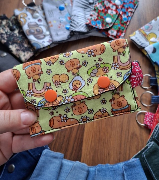 Upcyclingowy Mini Portfelik Etui na Karty - kapibary