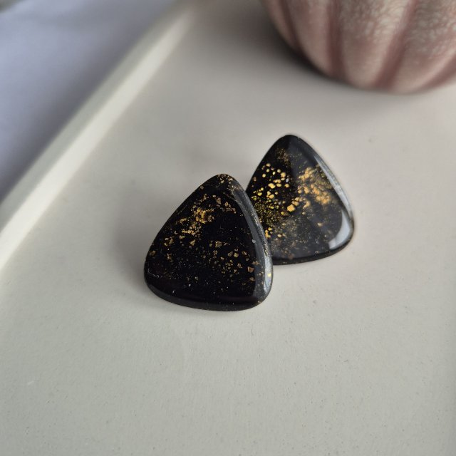 Czarne kolczyki z masy polimerowej