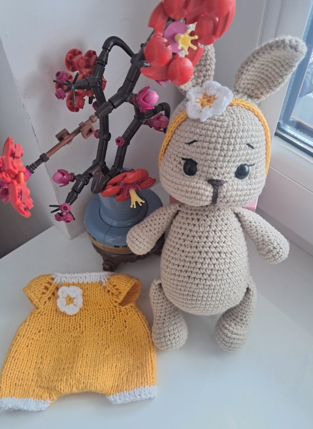 Króliczek/zajączek robiony na szydełku.