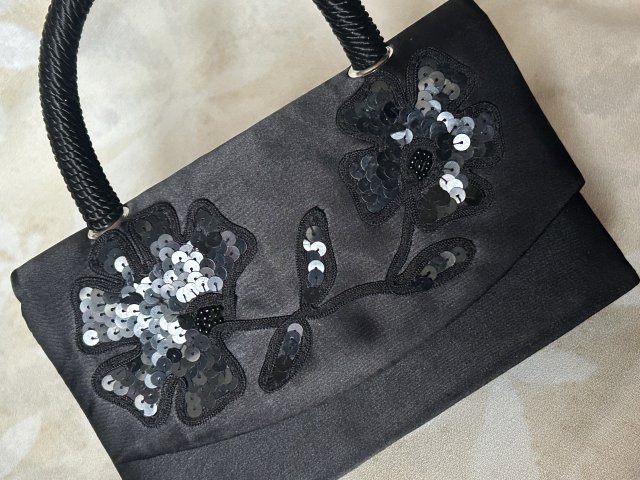 Wieczorowa nieduża torebka materiał i ozdobne cekiny