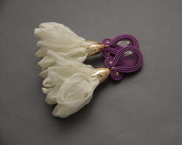 fioletowo-białe klipsy sutasz z kwiatkiem