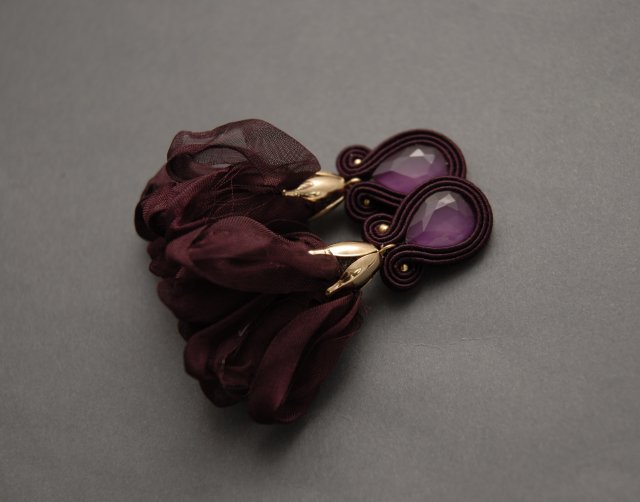 ciemnobordowe kolczyki sutasz z kwiatkiem