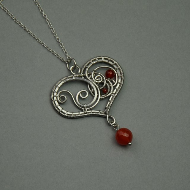 Wisiorek serce czerwony karneol, wire wrapping stal chirurgiczna