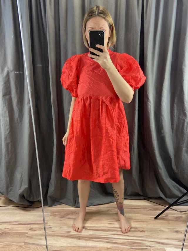 soczyście czerwona z bufkami