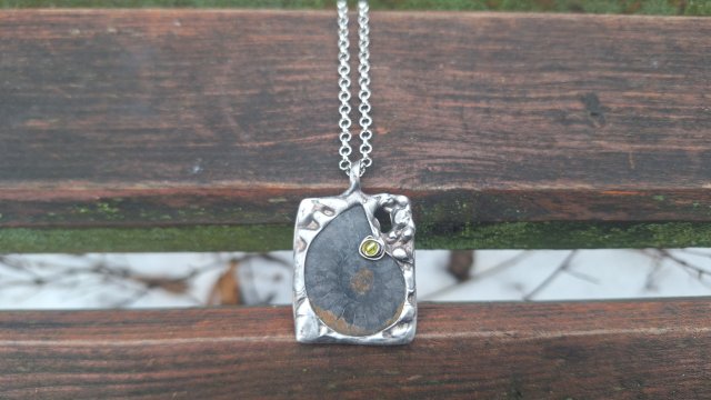 Amonit i kropka - wisiorek