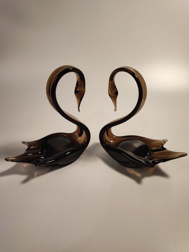 Para szklanych łabędzi vintage, szkło dymione brązowe, PRL