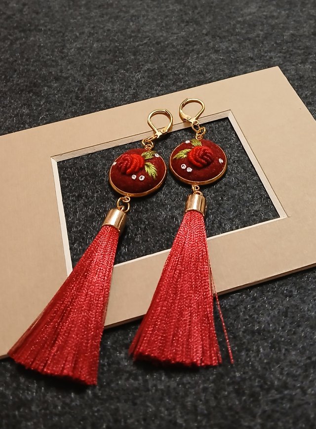 Ręcznie haftowane kolczyki  DLA BASI  stal szlachetna