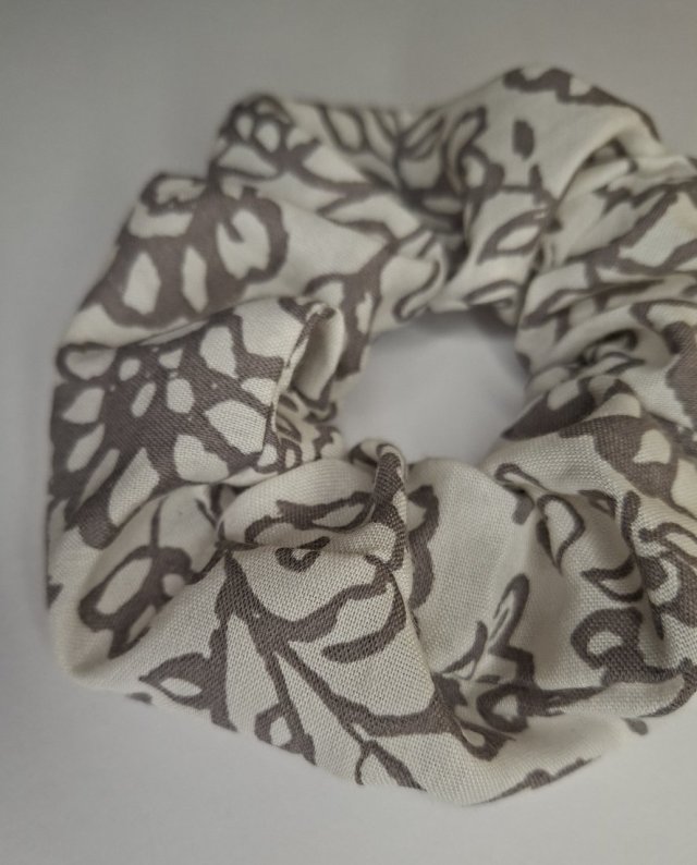 Scrunchie Gumka do Włosów Maxi Szare Kwiaty