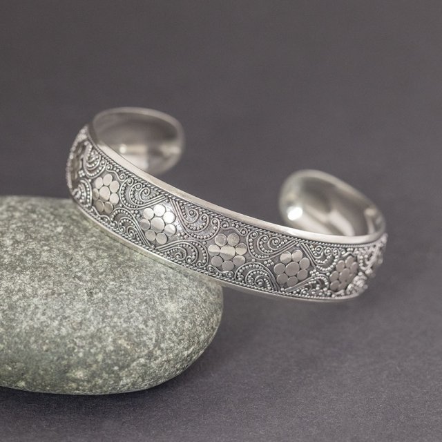 Srebrna bransoletka w orientalnym stylu