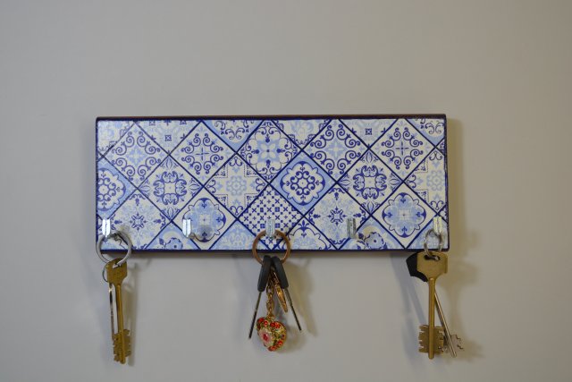 Drewniany wieszak na klucze handmade w stylu azulejo