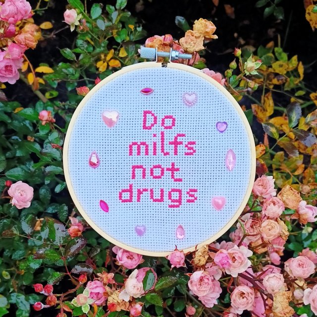 Do milfs not drugs, haft na tamborku, gotowy do zawieszenia