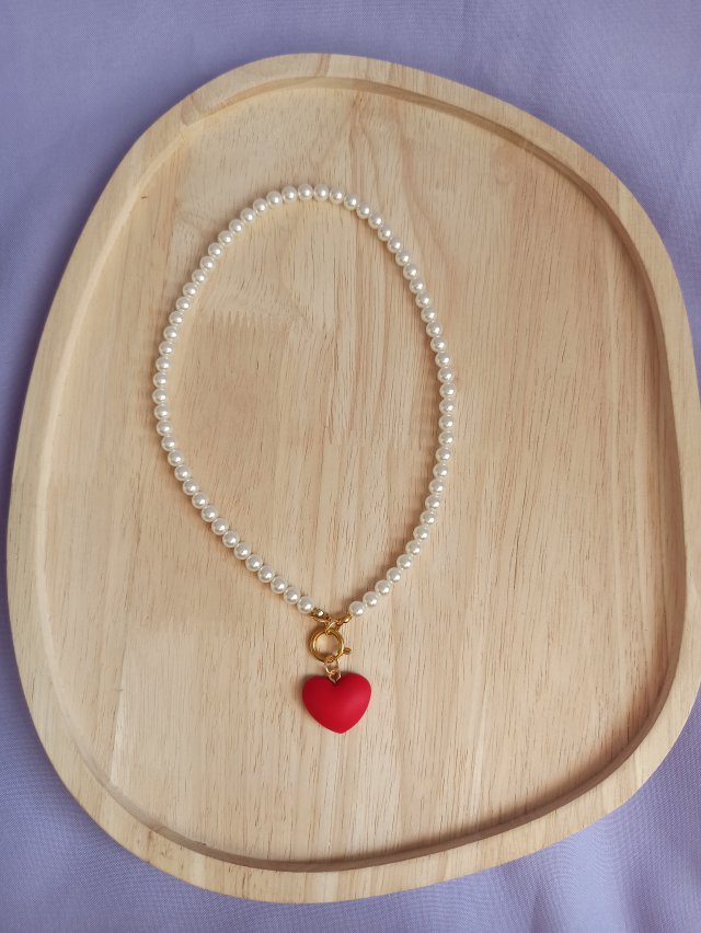 Naszyjnik z pereł szklanych z serduszkiem