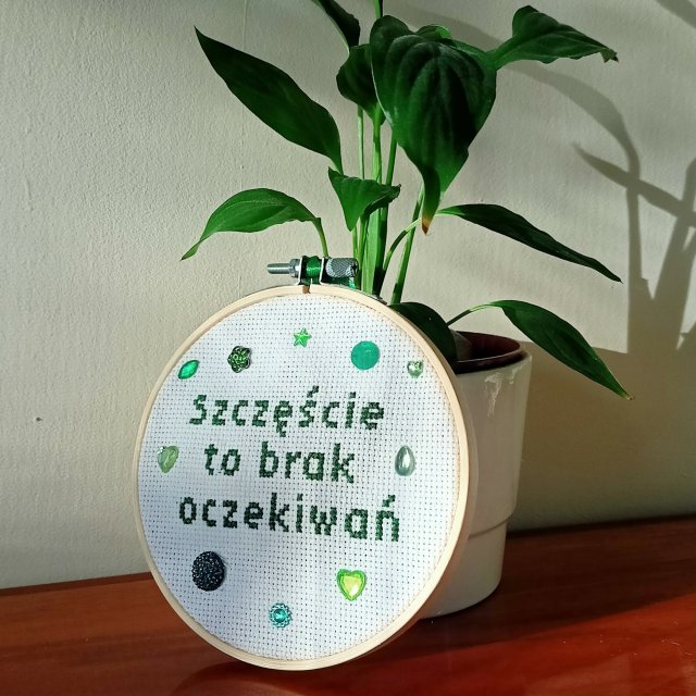 Szczęście to brak oczekiwań, haft na tamborku, gotowy do zawieszenia