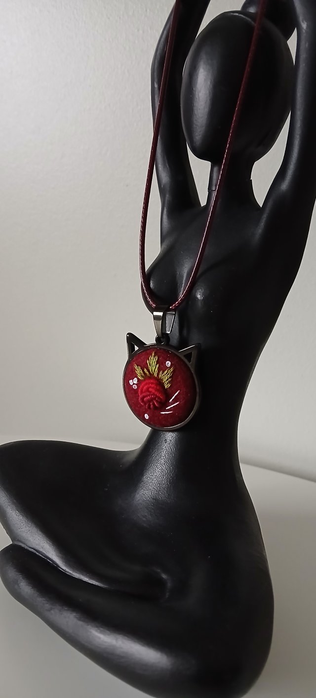 Ręcznie haftowany wisior  DLA ANIELI  stal szlachetna