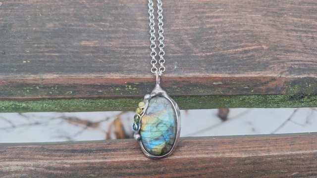 Kolorowe kropki - wisiorek