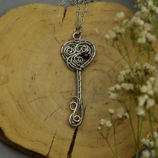 Wisiorek klucz serce granat, wire wrapping kluczyk