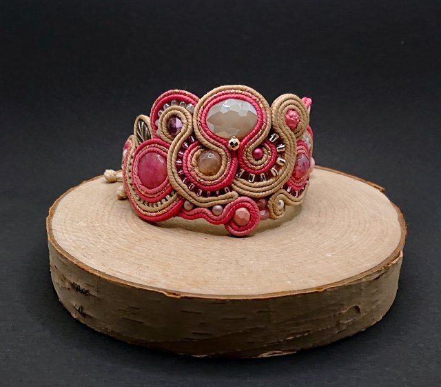 Różowo-beżowa bransoletka sutasz