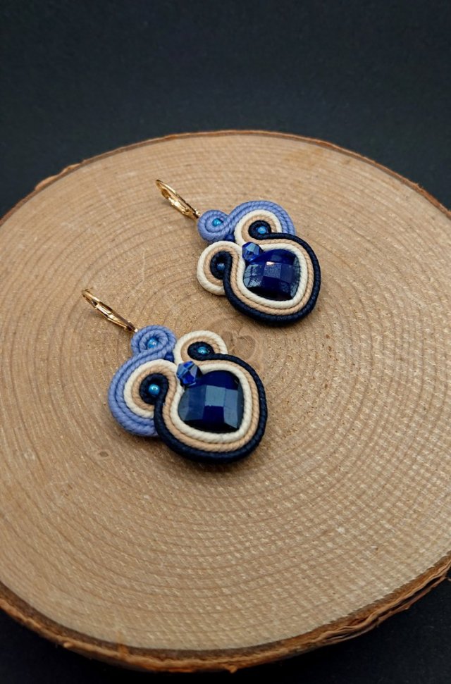 Niebiesko-kremowe kolczyki sutasz z kryształkami